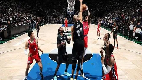 上海海港首战0-1不敌武汉长江，徐新首秀飞踹染红布鲁诺破门立功